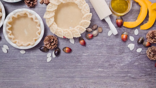 Rukou zdobený koláč na drevenom stole