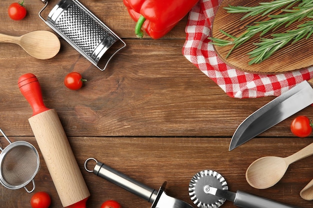 Stôl s kuchynskými pomôckami a surovinami