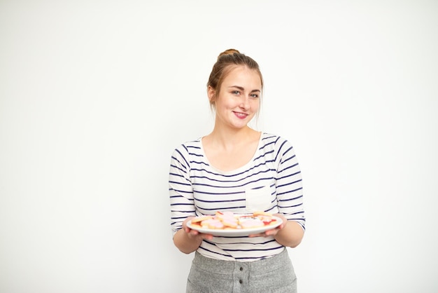 Usmievajúci sa človek s tanierom jedla